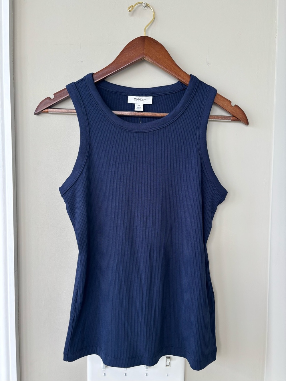On 34th navy blue ribbed tank top size medium NWT